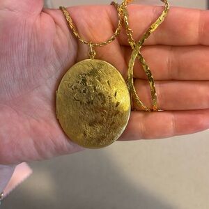 Vintage Victorian Revival Gold Tone Etched Floral Mortif Oval Locket